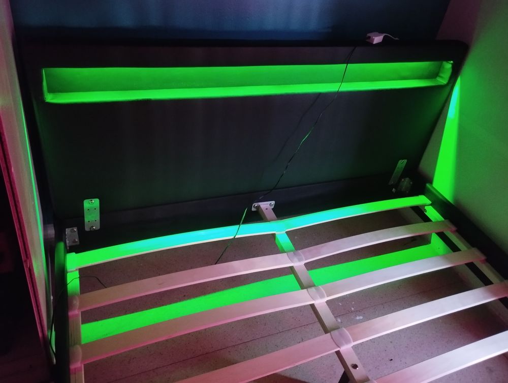 Lit capitonn&eacute;e 140&times;200cm Meubles