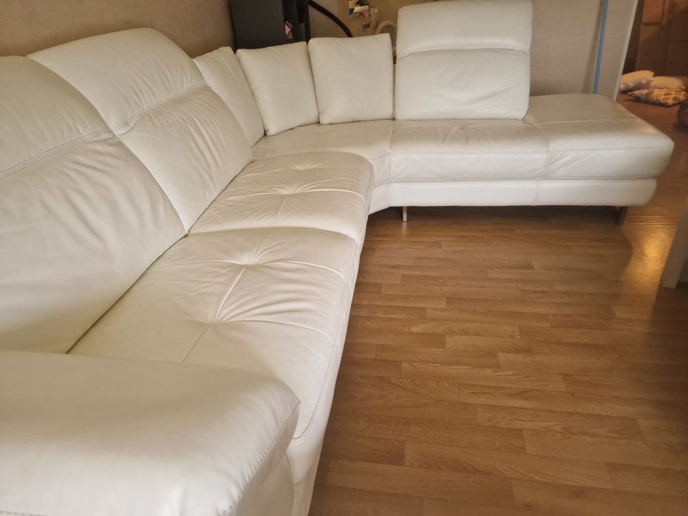 Canap&eacute; en cuir blanc . Meubles
