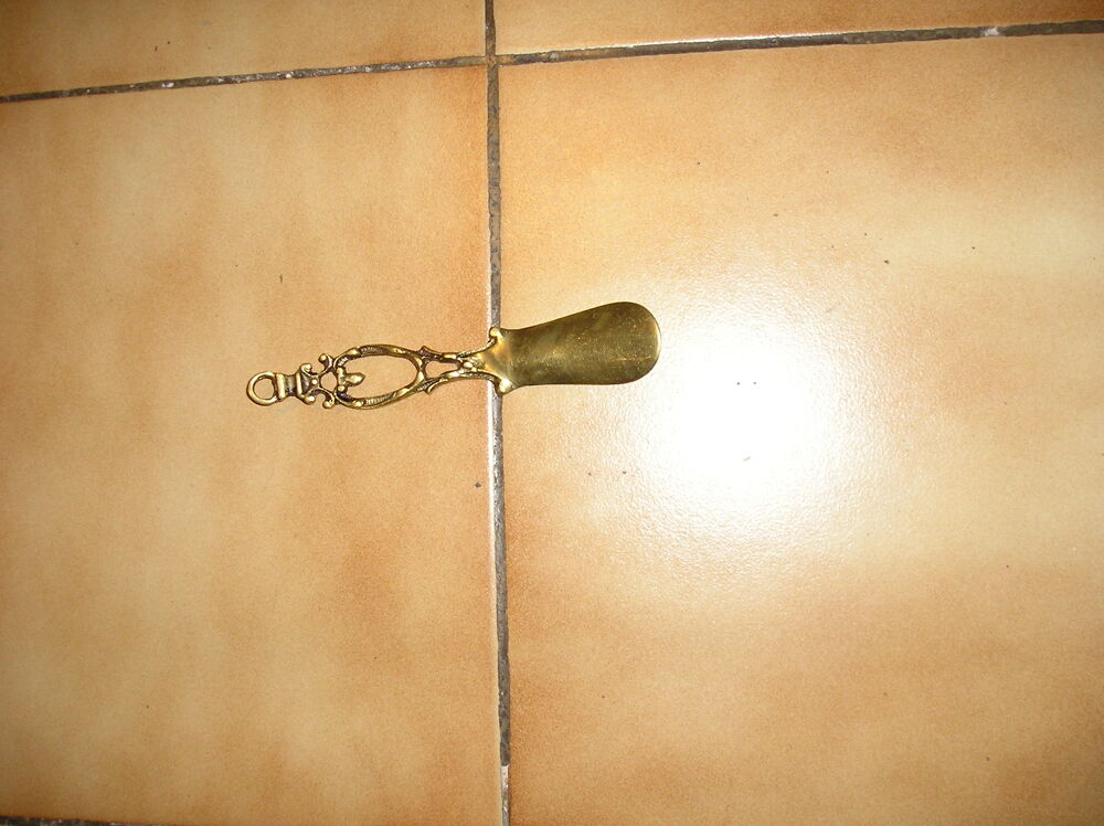 Chausse-pieds en laiton avec inscription ? tr&egrave;s rare.
