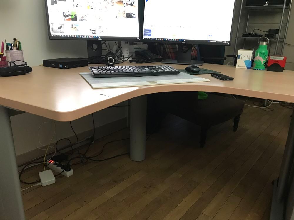Vend 1 bureau angle pro, 1 casier &agrave; roulette et 2 armoires Meubles