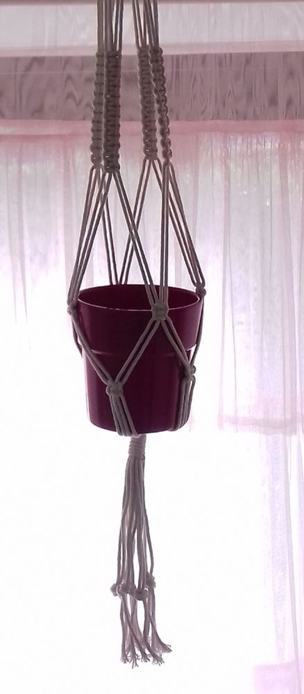 Suspension macramSuspension macram&eacute; et&eacute; et son pot fuschia - Décoration
