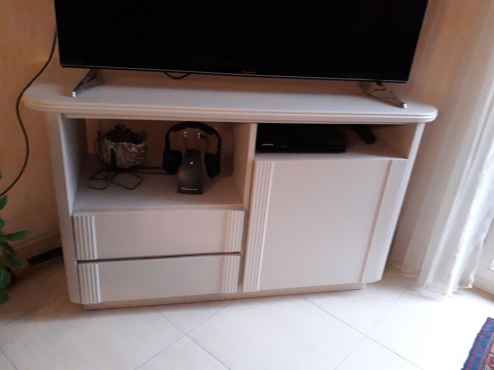 Petit bahut ou meuble TV
Tr&egrave;s bon &eacute;tat Meubles