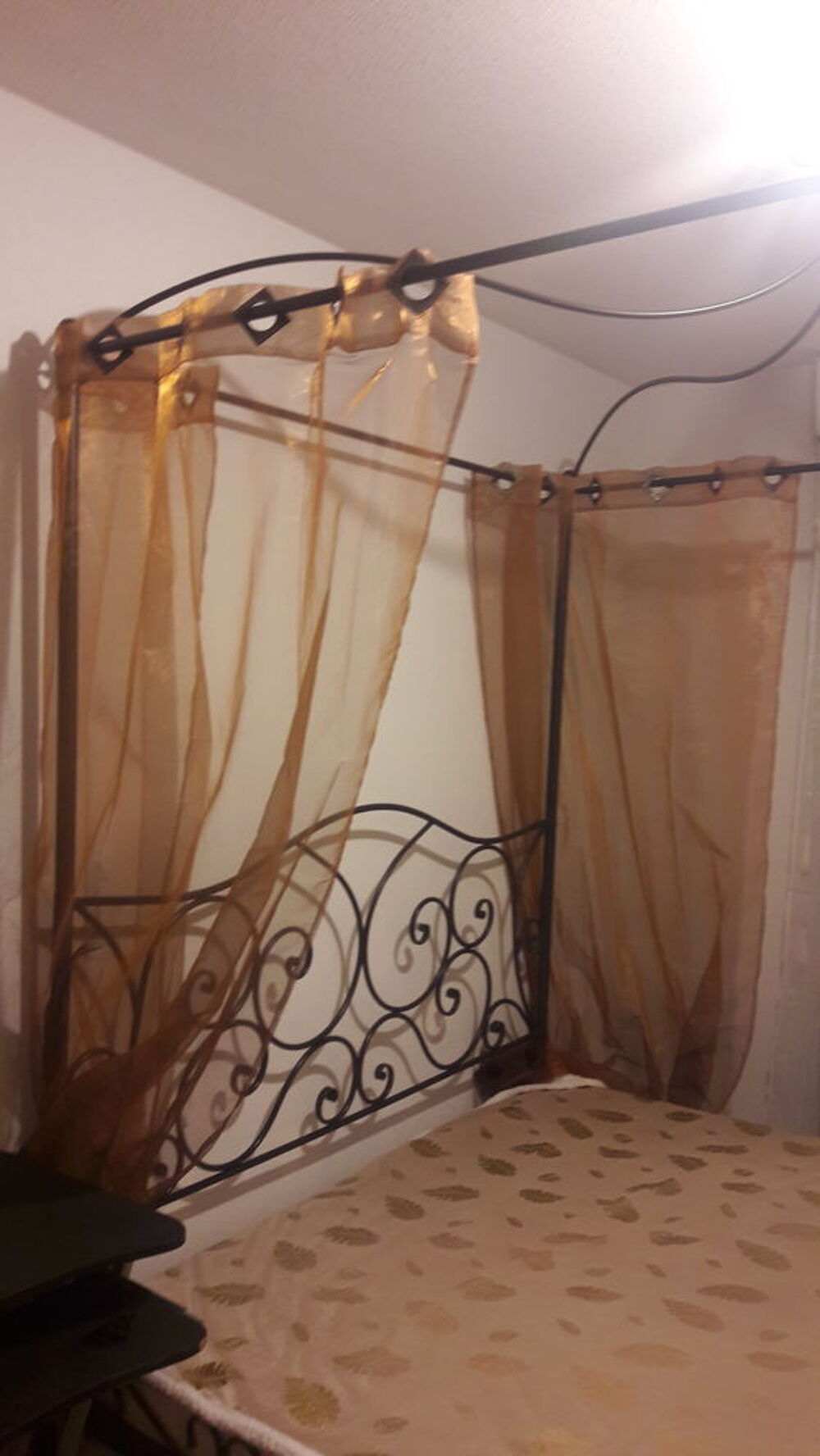 Structure de lit a baldaquin Meubles