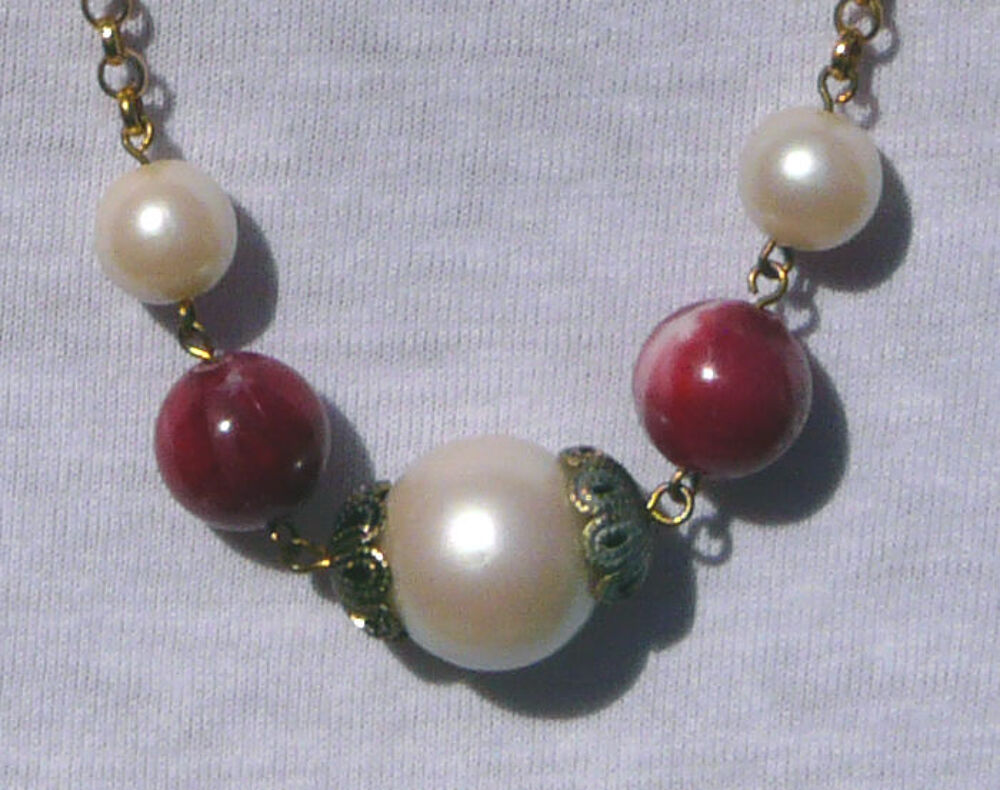 Collier perles couleur nacre et ros&eacute;es cha&icirc;nette dor&eacute;e- 90's Bijoux et montres