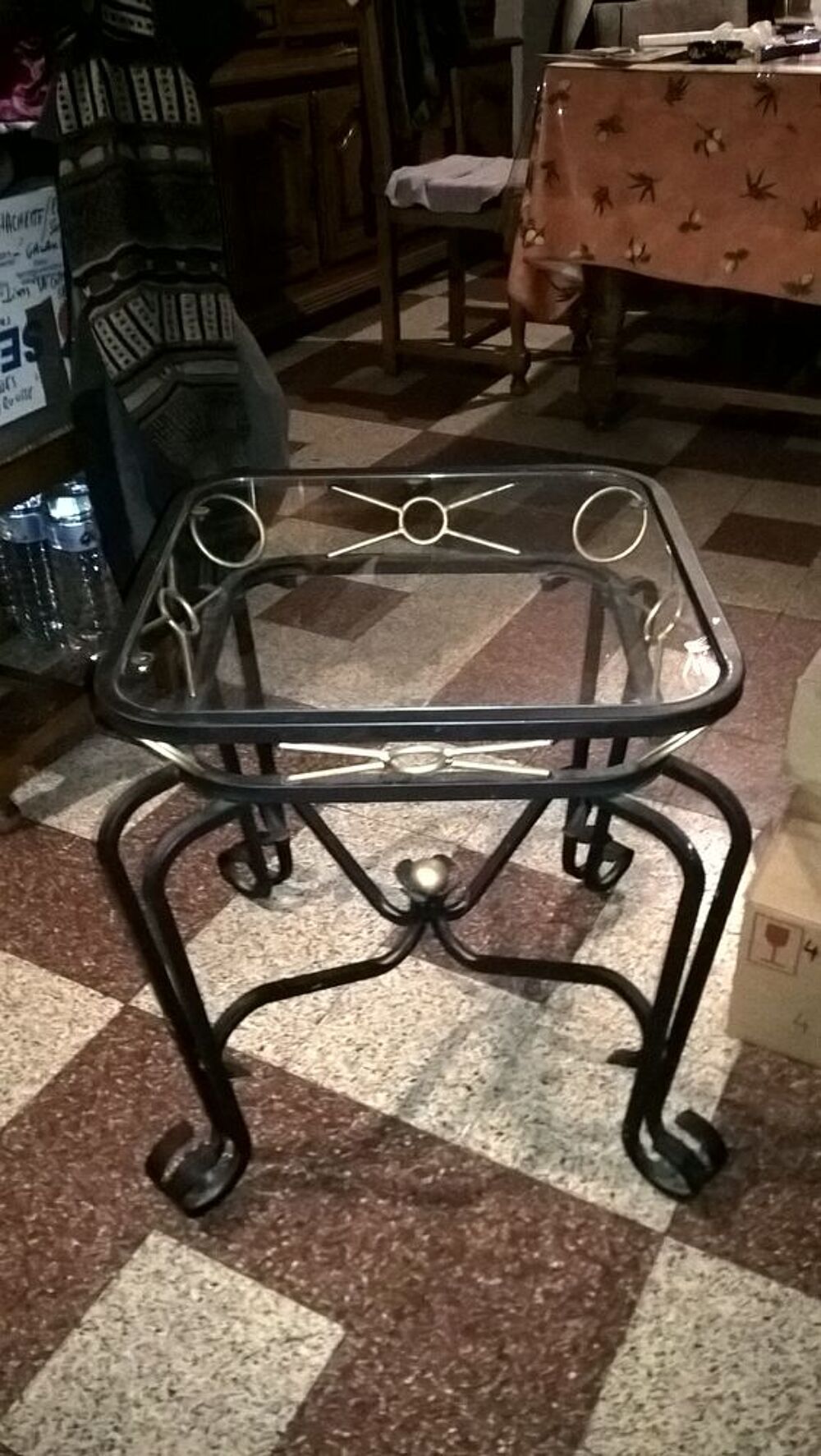 Table basse fer forg&eacute; et verre. Décoration