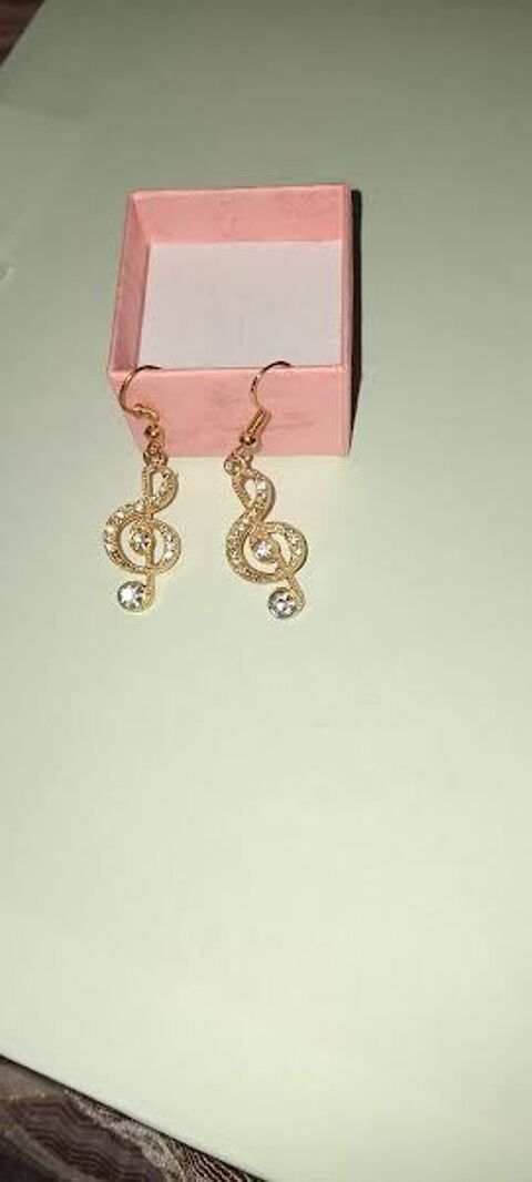 Boucle d'oreilles cl� de sol dor�es avec strass brillant
Neu 15 N�mes (30)