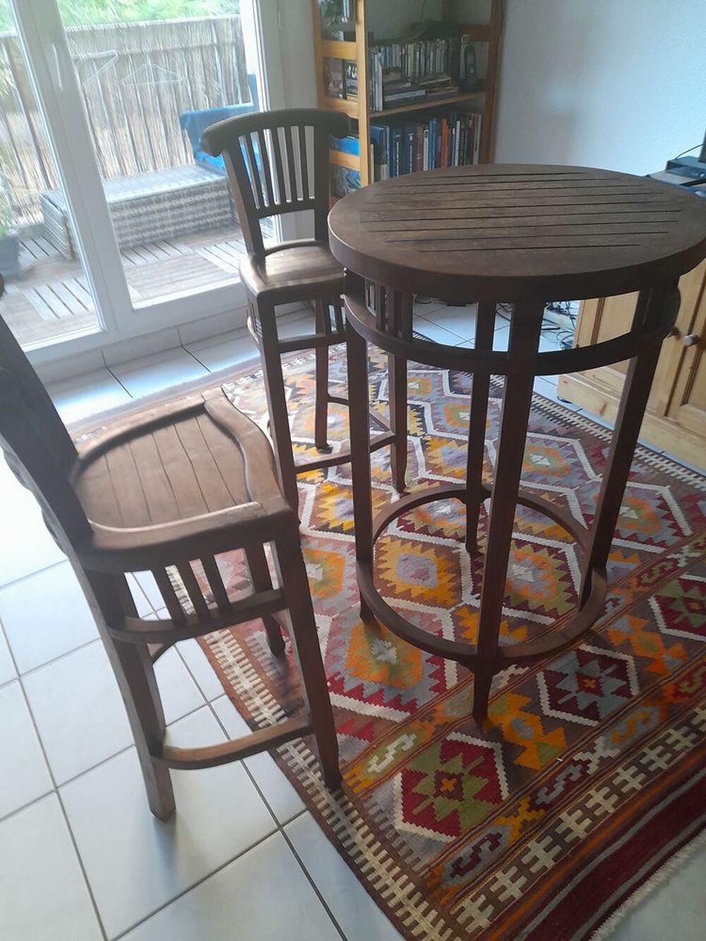 PETITE TABLE DE BAR ET 2 CHAISES HAUTES Meubles