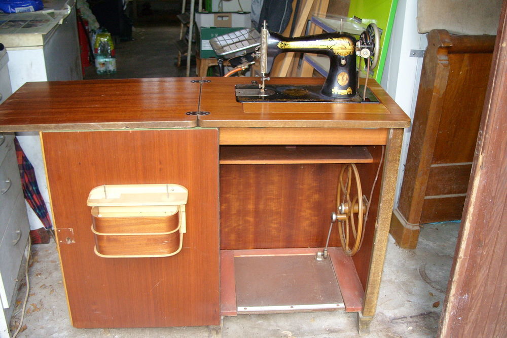 machine &agrave; coudre ancienne marque SINGER 