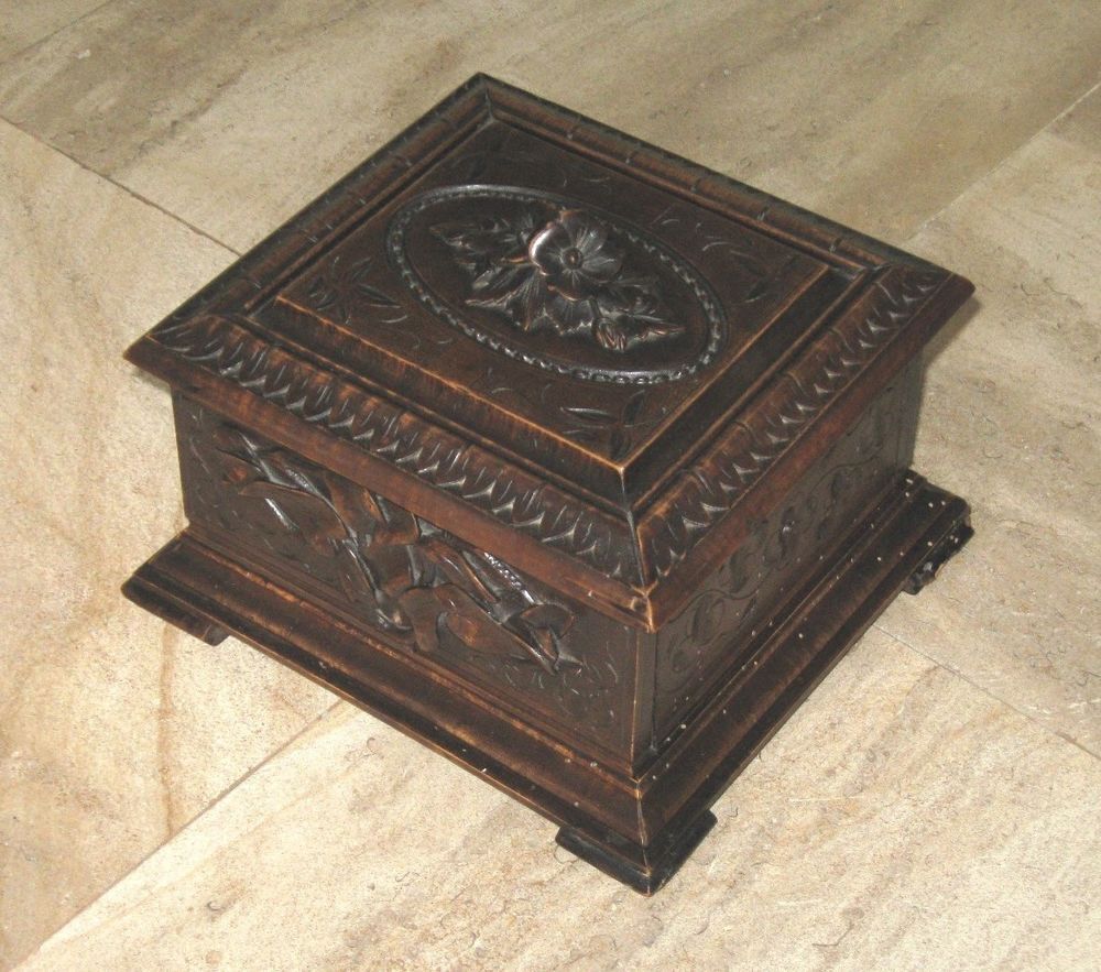 Coffret &agrave; Cigares ancien en bois sculpt&eacute; 