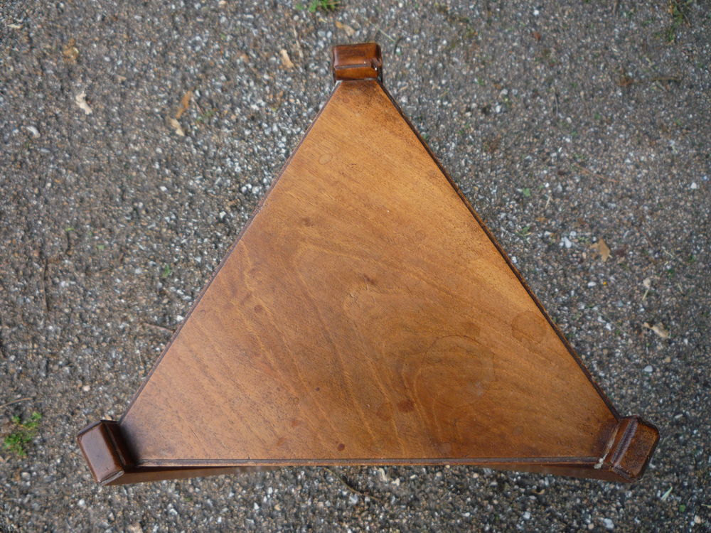 Gu&eacute;ridon en noyer art d&eacute;co triangulaire
Meubles