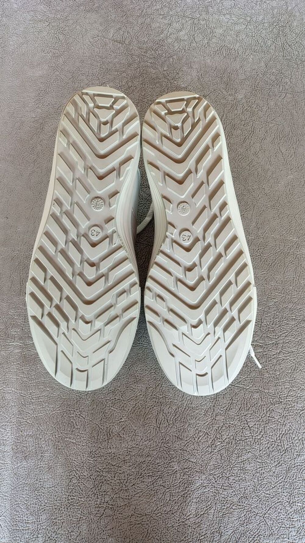 Chaussures de restauration/h&ocirc;tellerie T 43 neuves Chaussures