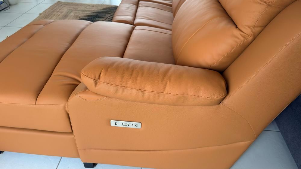 Canap&eacute; d'angle en cuir avec relax &eacute;lectriques + console (porte-gobelets/prises) Meubles