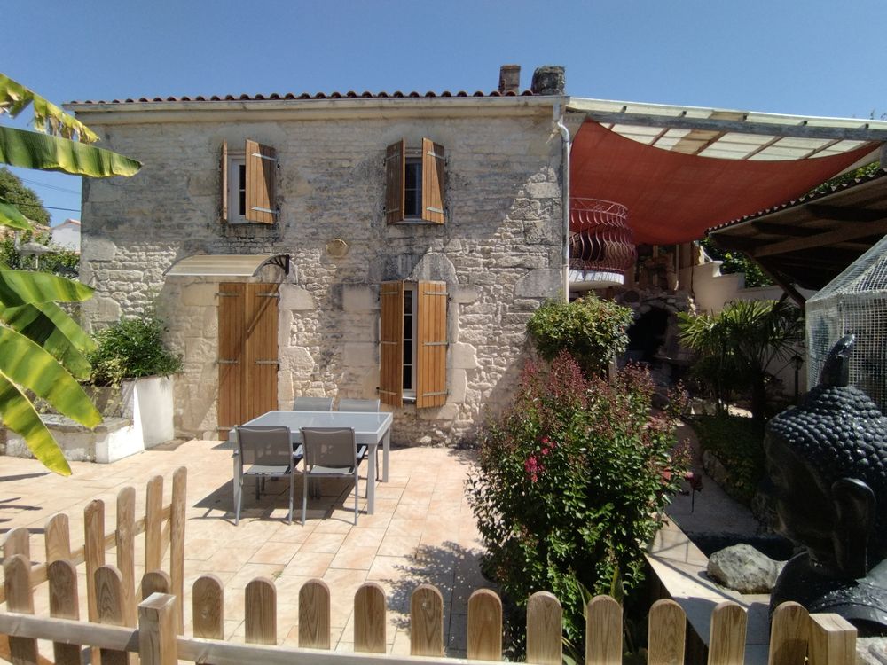 Vente Maison Charentaise de 136 mètre carrés avec piscine et au calme. Forges