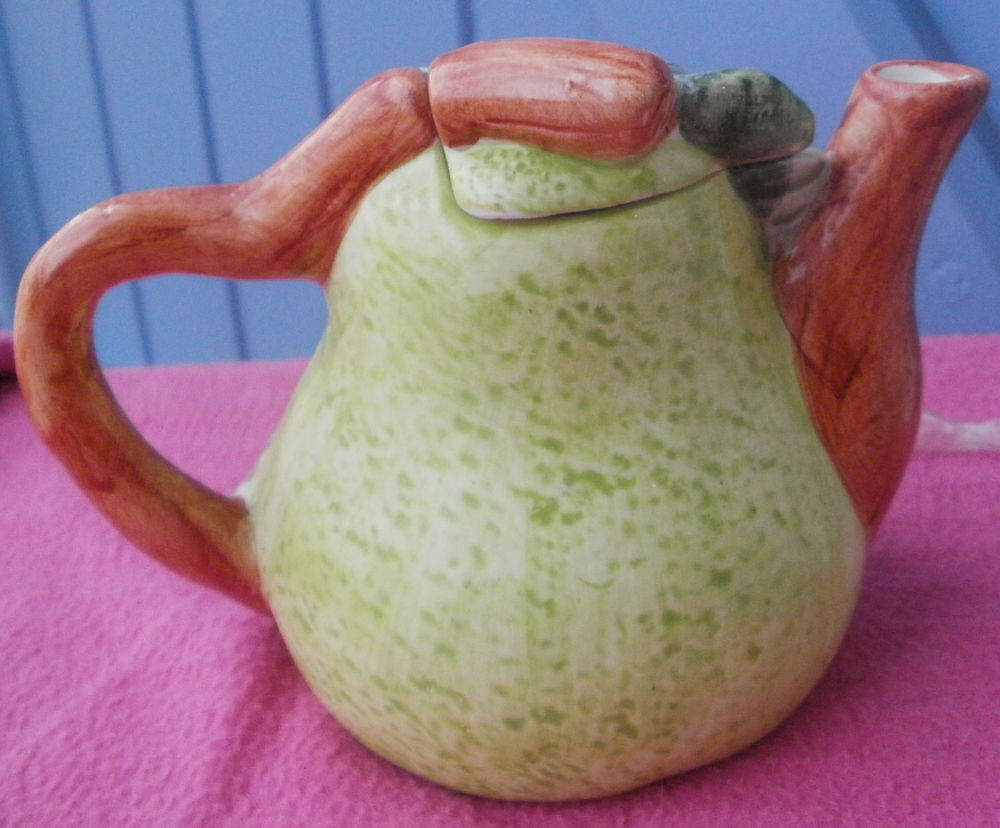 Petite THEIERE en forme de poire Hauteur 11 cm Décoration