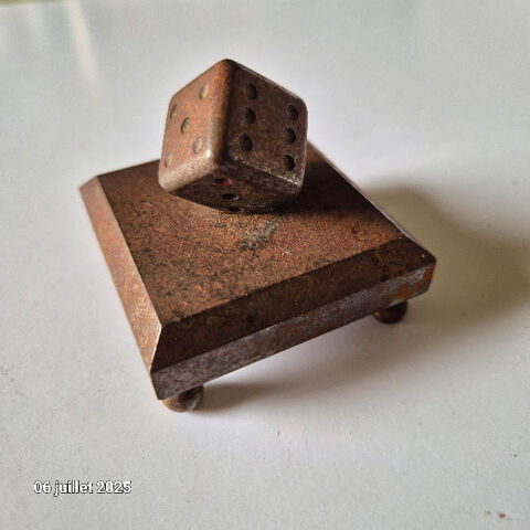 Objet de ma�trise - D�coration ancienne, le d� en acier sur 45 Saumur (49)