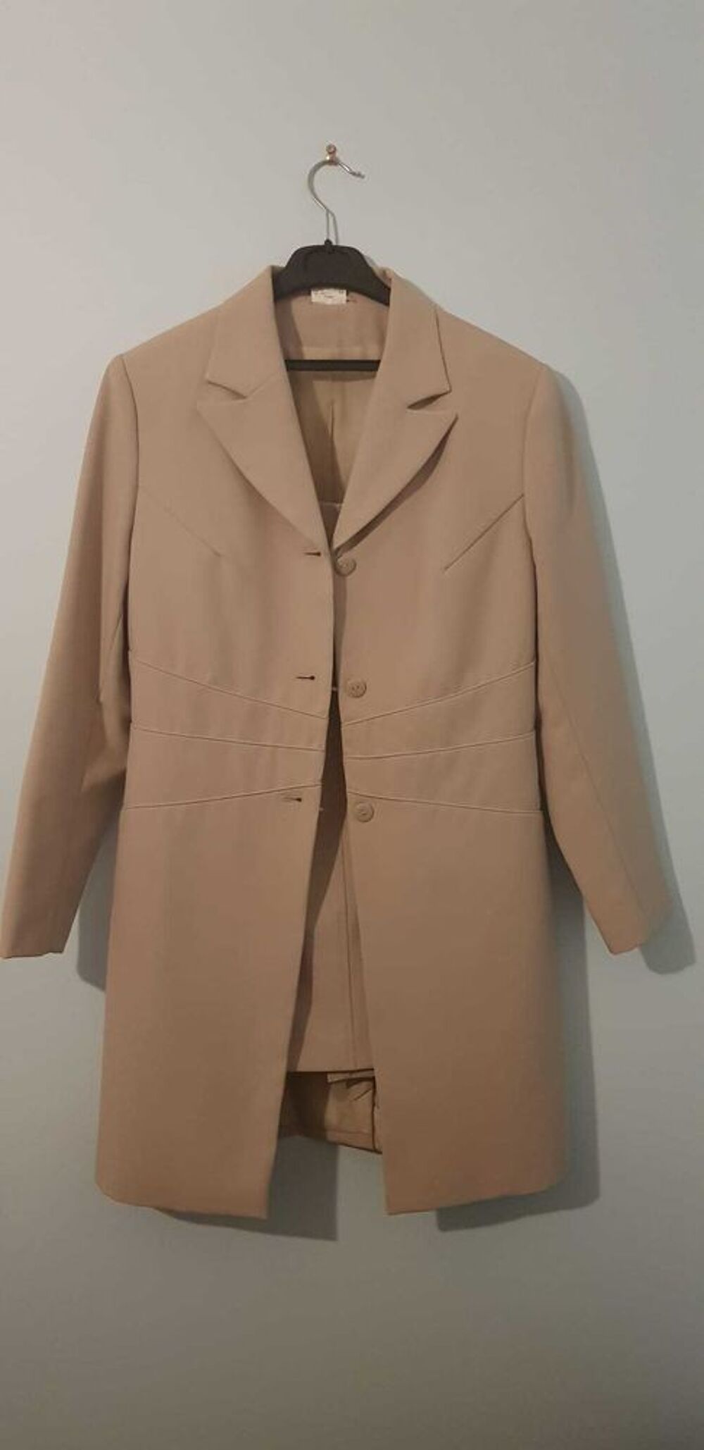Tailleur jupe femme beige, tr&egrave;s peu port&eacute;, taille 38/M Vêtements