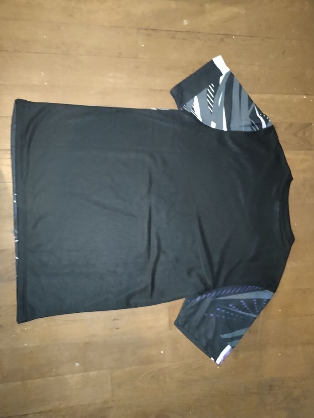 Maillot de sport bleu et noir (taille S)
Vêtements