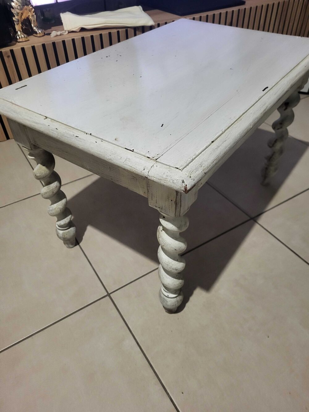 petite table &agrave; r&eacute;nover, s'est pieds font l'&eacute;l&eacute;gance de cette petite table Accessoires