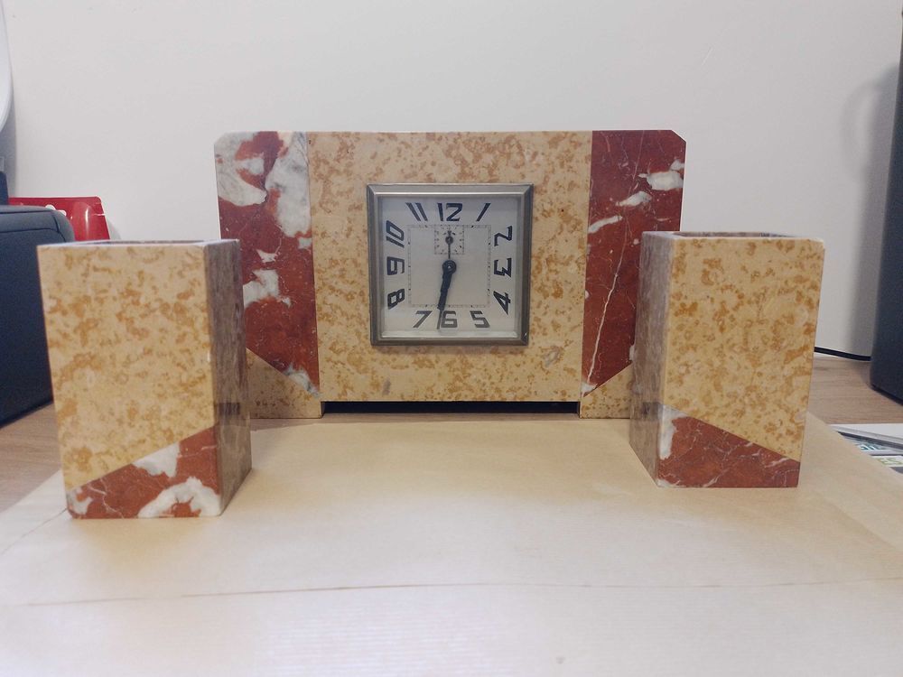 Horloge de chemin&eacute;e et ses 2 cassolettes 