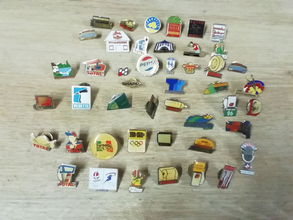 Lot de 46 PIN'S 