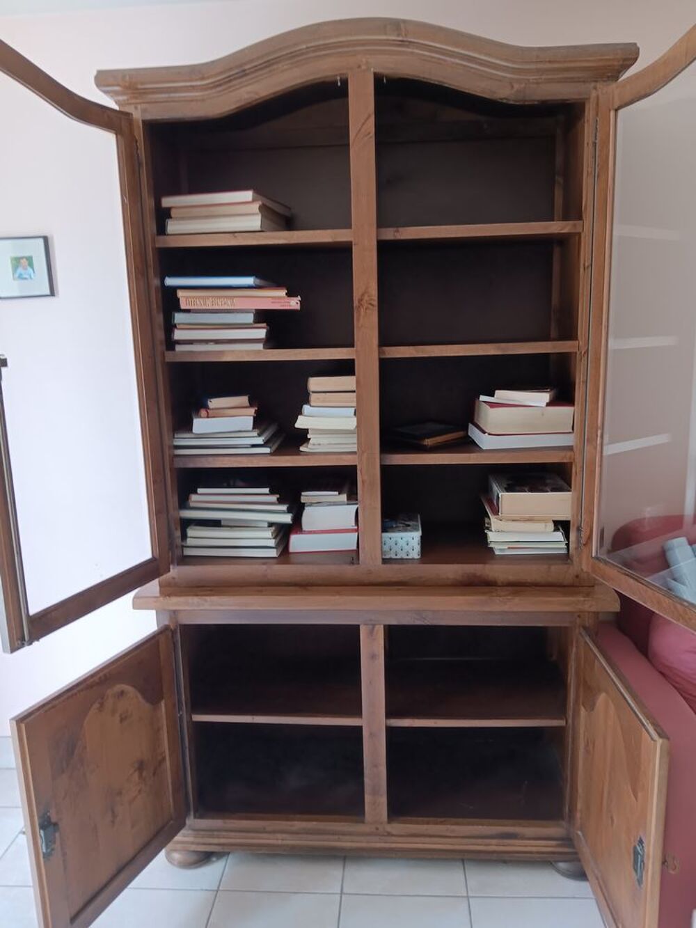 meuble avec vitrine et diverses &eacute;tag&egrave;res Meubles