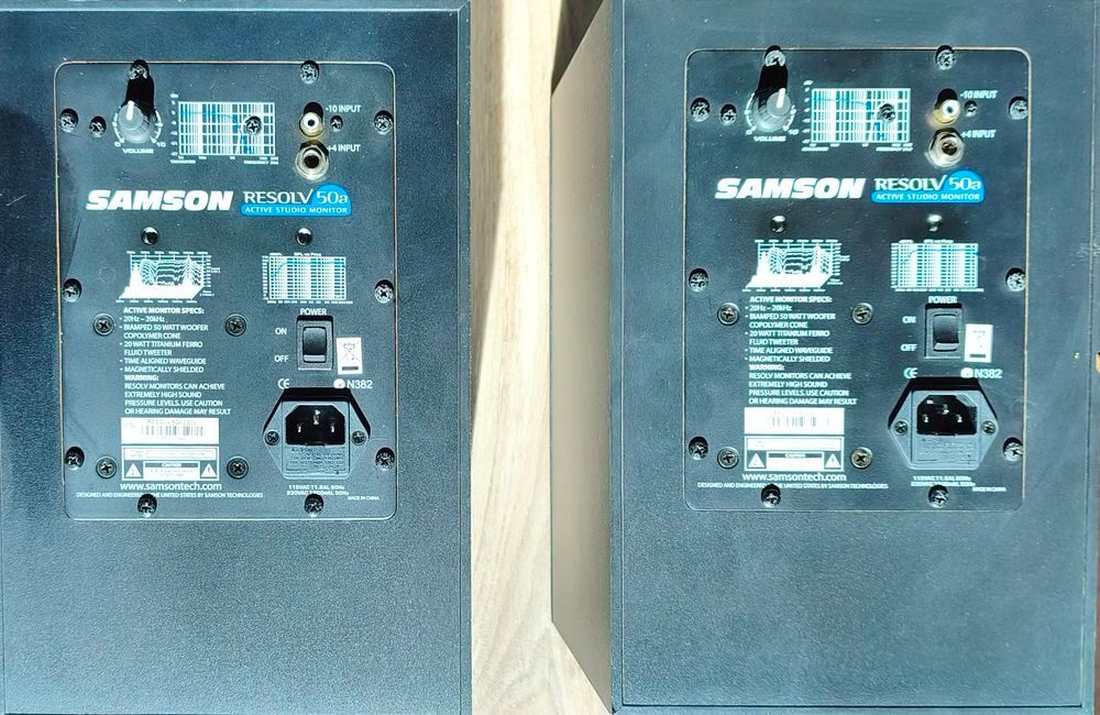Roland Juno D + paire monitoring samson R&eacute;solv 50A Instruments de musique