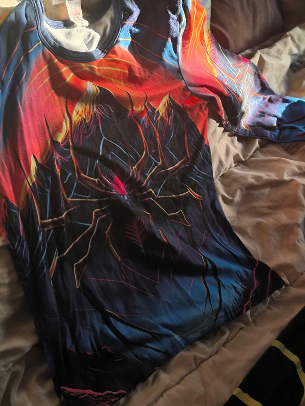 6€ deux ensembles pyjamas un peu us&eacute;s dont Vêtements enfants