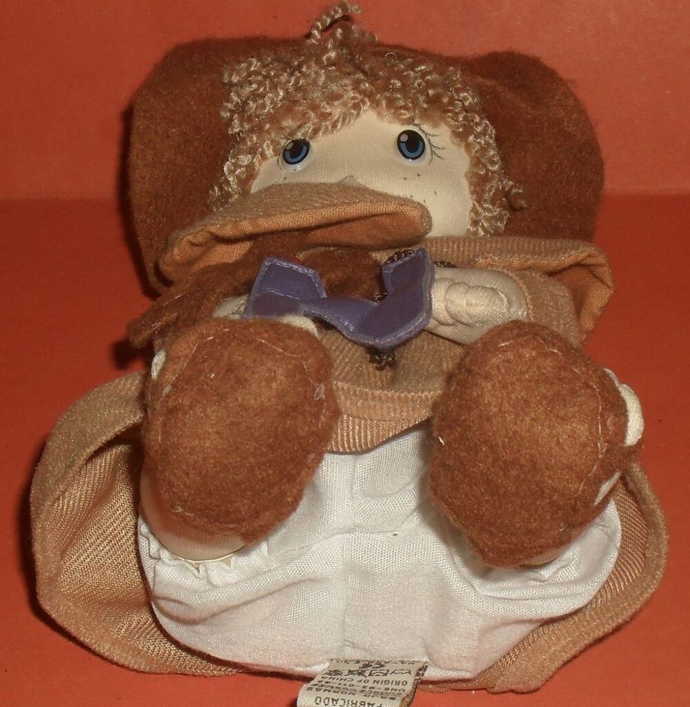 Tr&egrave;s jolie Peluche fillette au chapeau. Jeux / jouets