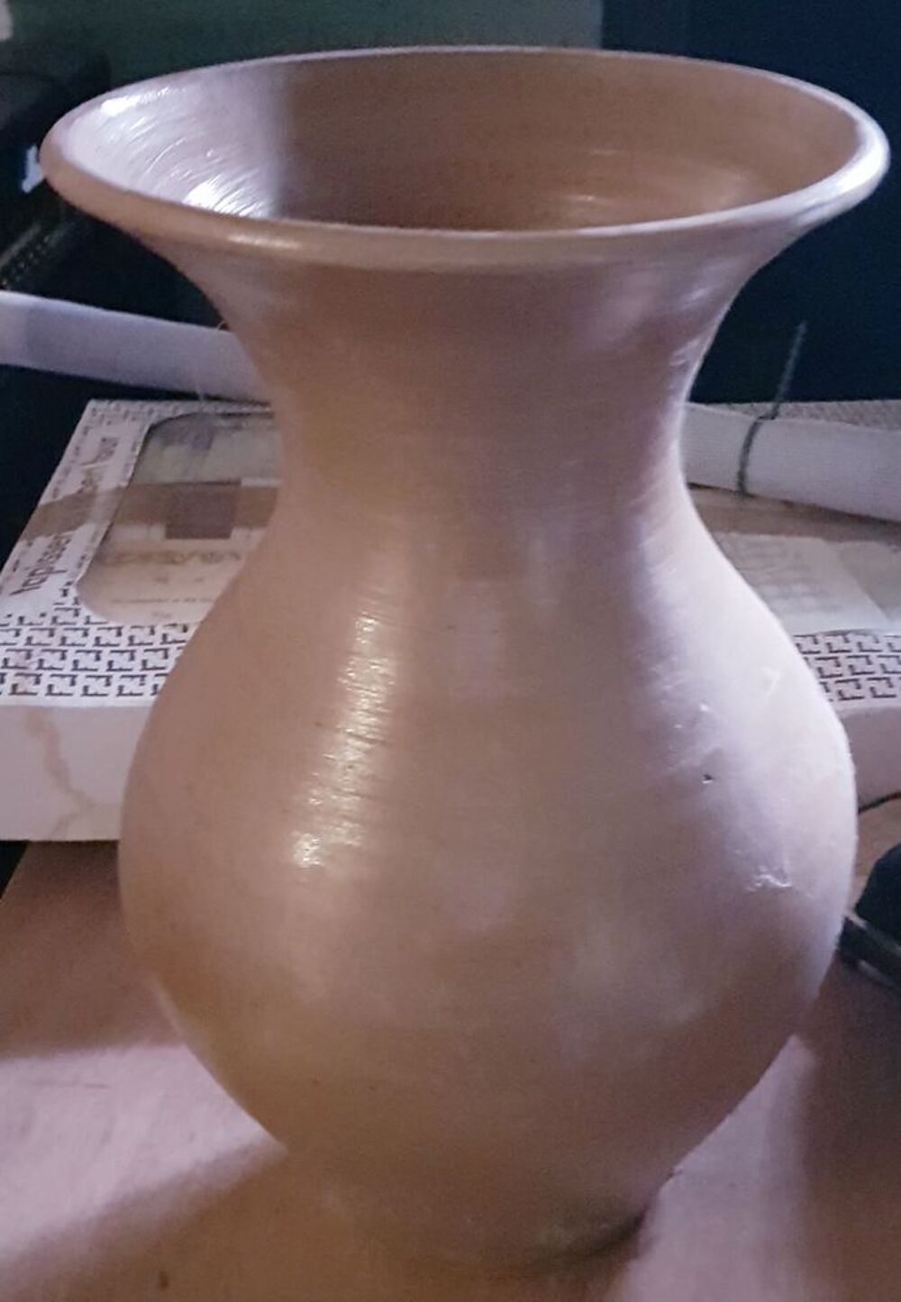 Beau vase en gr&egrave;s de 35 Cm de haut environ. Décoration
