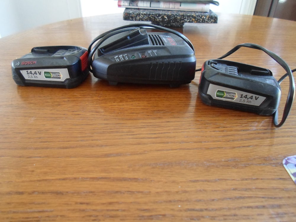 deux batteries + chargeur pour visseuse-d&eacute;visseuse BOCH Bricolage