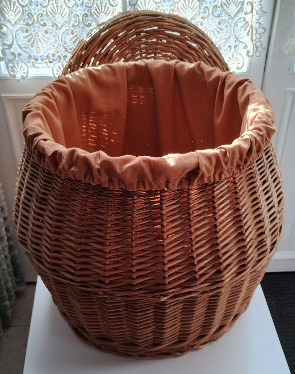 Grande pani&egrave;re en osier ou coffre &agrave; linge avec couvercle Décoration