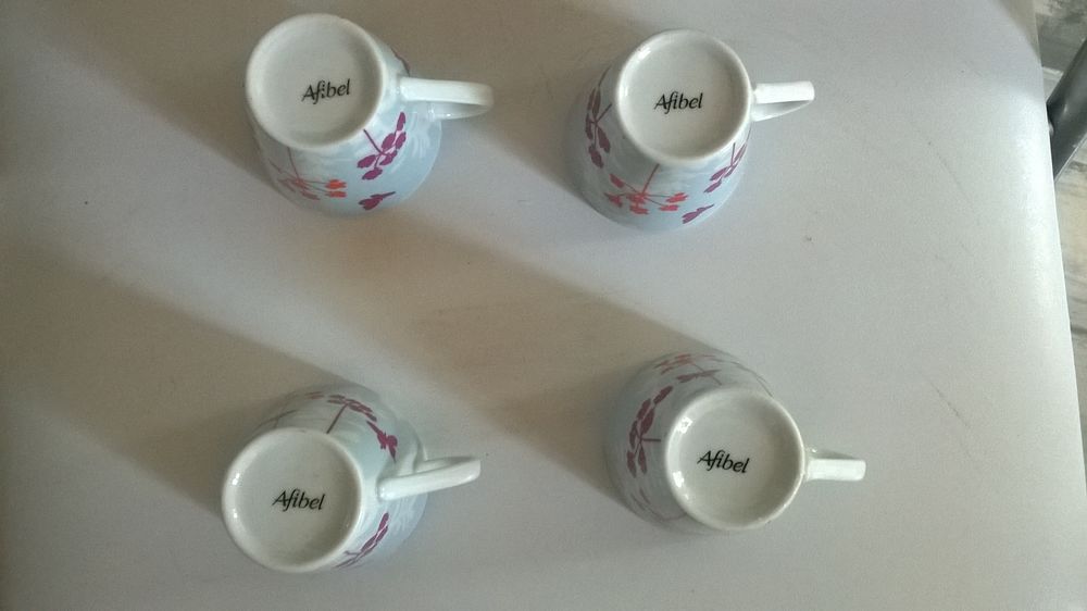 4 Tasses marque AFIBEL
NEUVE
6 cm de haut
6 cm de diam&egrave;tr Cuisine