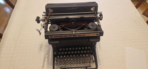 Machine  a écrire  de collection 50 Voiron (38)