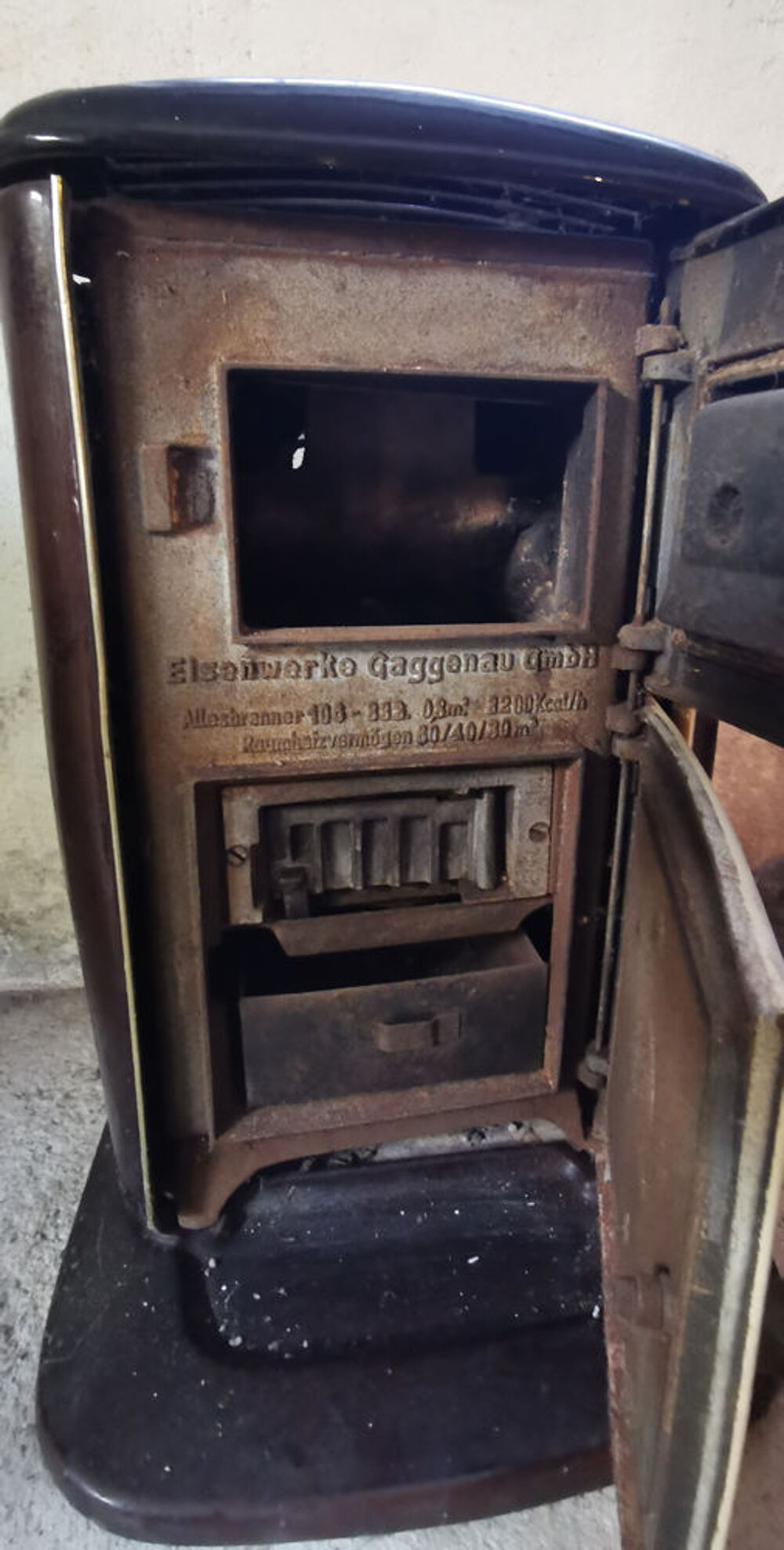 Ancien petit po&ecirc;le &agrave; charbon Gaggenau en fonte Décoration