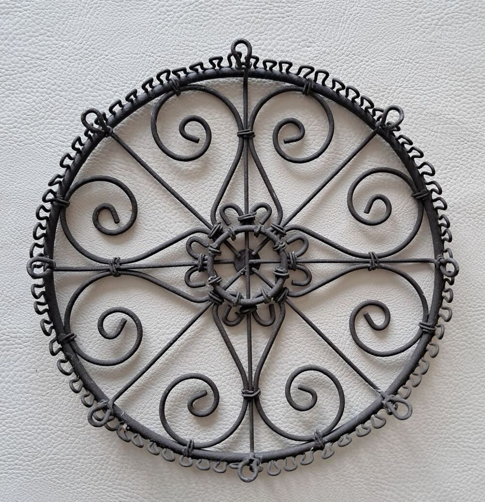 dessous de plat ou de pot de fleur en dentelle de fer patin&eacute; Décoration
