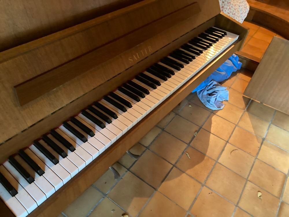 Piano droit de marque "&nbsp;Sauter&nbsp;", 1.000 euros (&agrave; d&eacute;battre) Instruments de musique