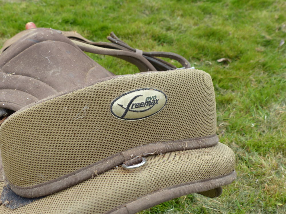 selle cheval + tapis + saccoches cavali&egrave;res Sports