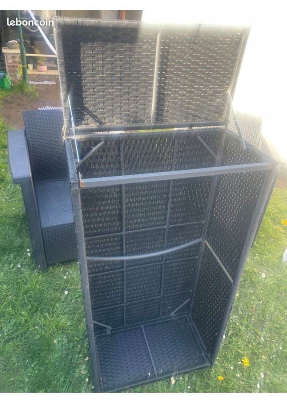 salon de jardin en r&eacute;sine en tr&egrave;s bon &eacute;tat, une grande banquette, deux fauteuils une place et une table avec une rallonge, voir photo, ci-jointe Jardin