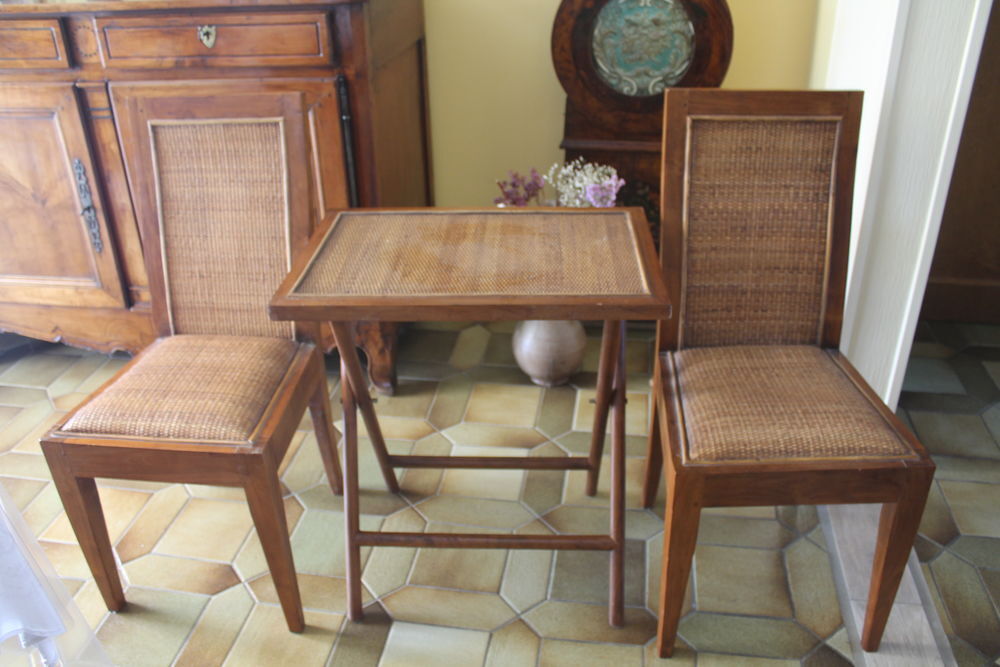 2 chaises bois massif assise et dos tress&eacute; et leur gueridon Meubles