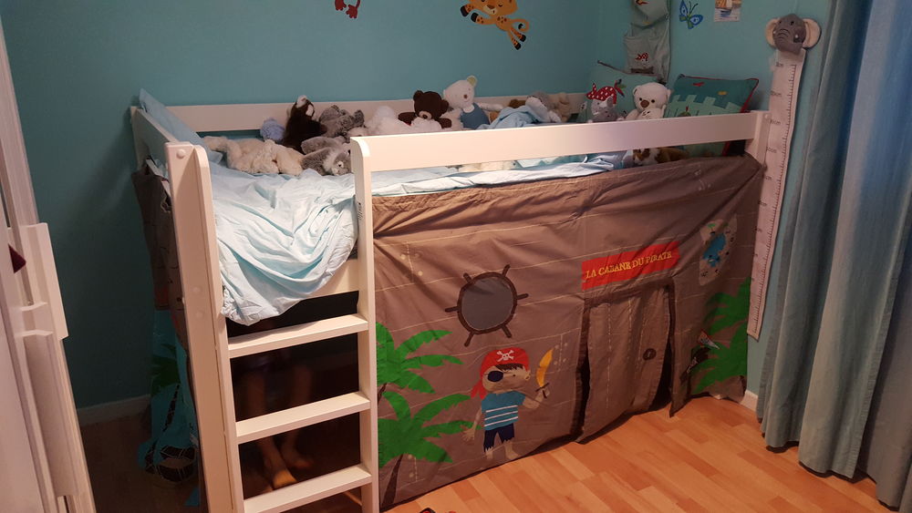 Lit enfant sur&eacute;lev&eacute; ( mi-hauteur) + sommier / tr&egrave;s bon &eacute;tat Mobilier enfants