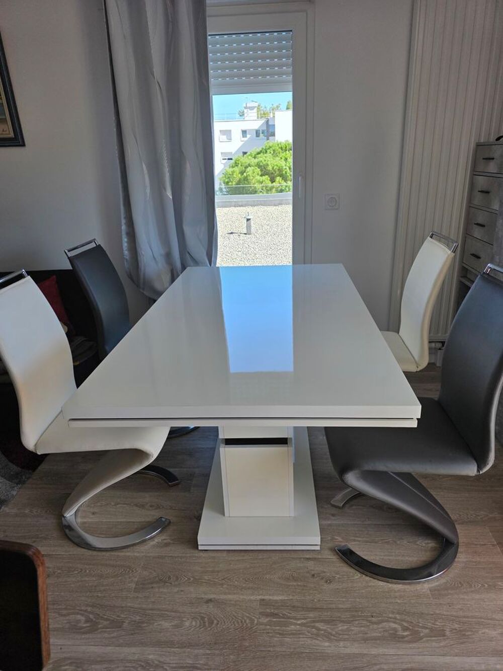 Table rectangulaire de salle &agrave; manger et chaises Meubles
