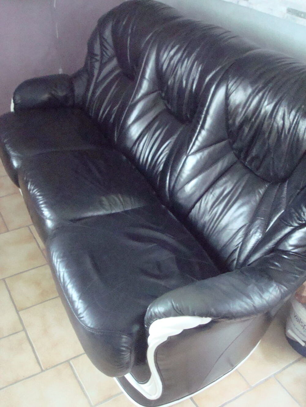 AV un canap&eacute; et deux fauteuils Meubles