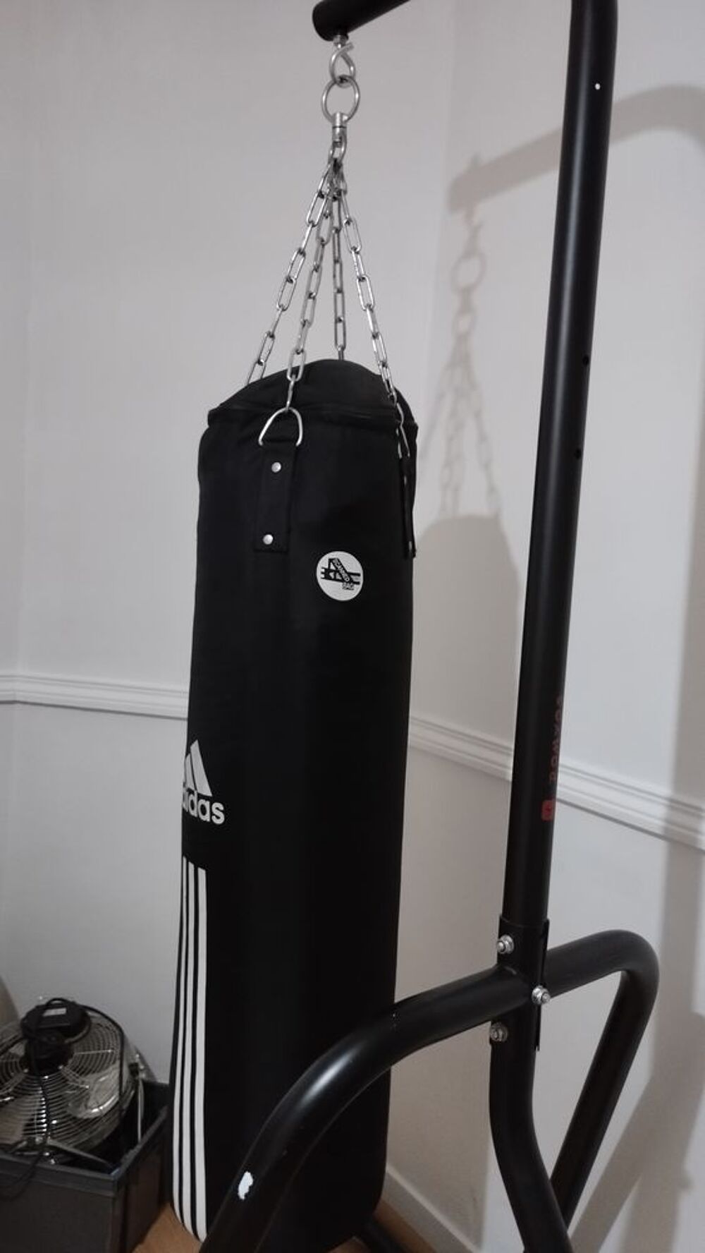 Sac de frappe de boxe et son support Sports