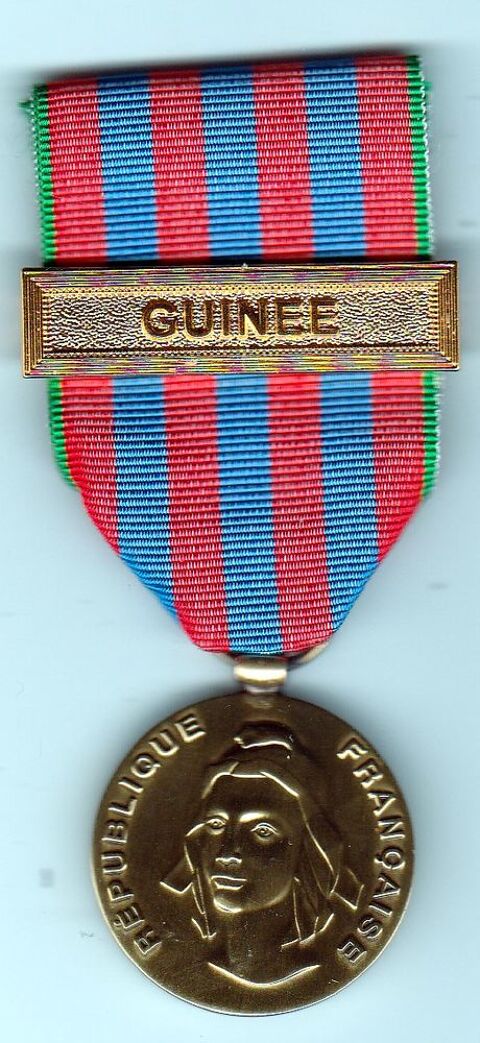 Commémorative Militaire  Française Agrafe GUINÉE 23 Doullens (80)