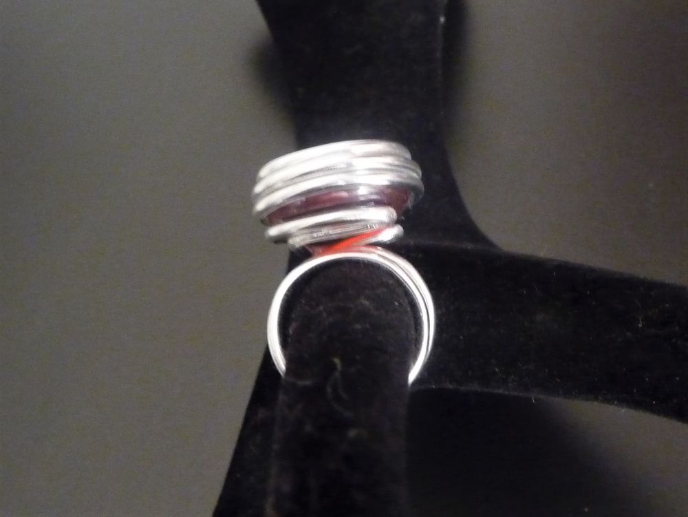 Bague Ronde en M&eacute;tal Argent&eacute; avec sa Bille de Verre Rouge Bijoux et montres