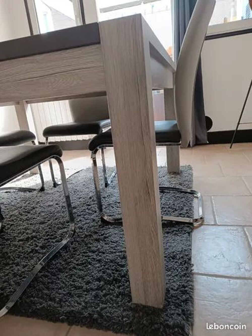 Table carr&eacute;e avec 4 chaises Meubles