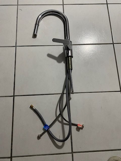 Robinet de cuisine avec douchette 
45 Guillerval (91)