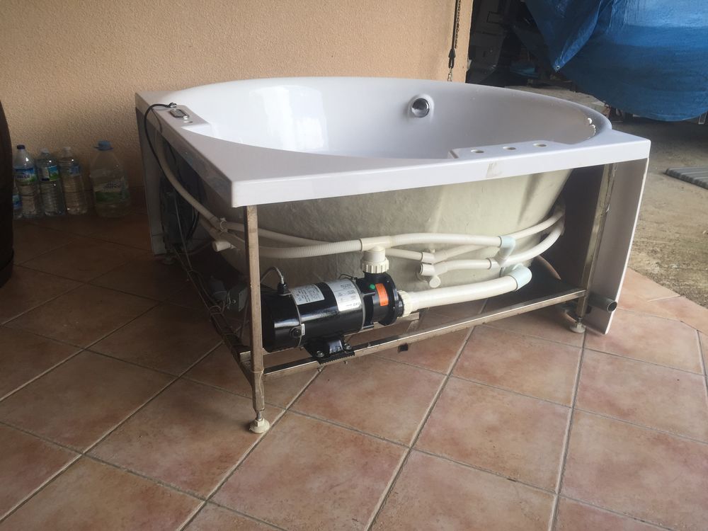 Baignoire ronde avec jet et &eacute;clairage sous-marin Meubles