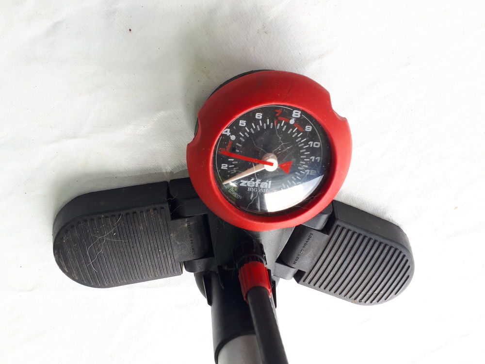 Pompe &agrave; pied avec manom&egrave;tre ZEFAL Bricolage