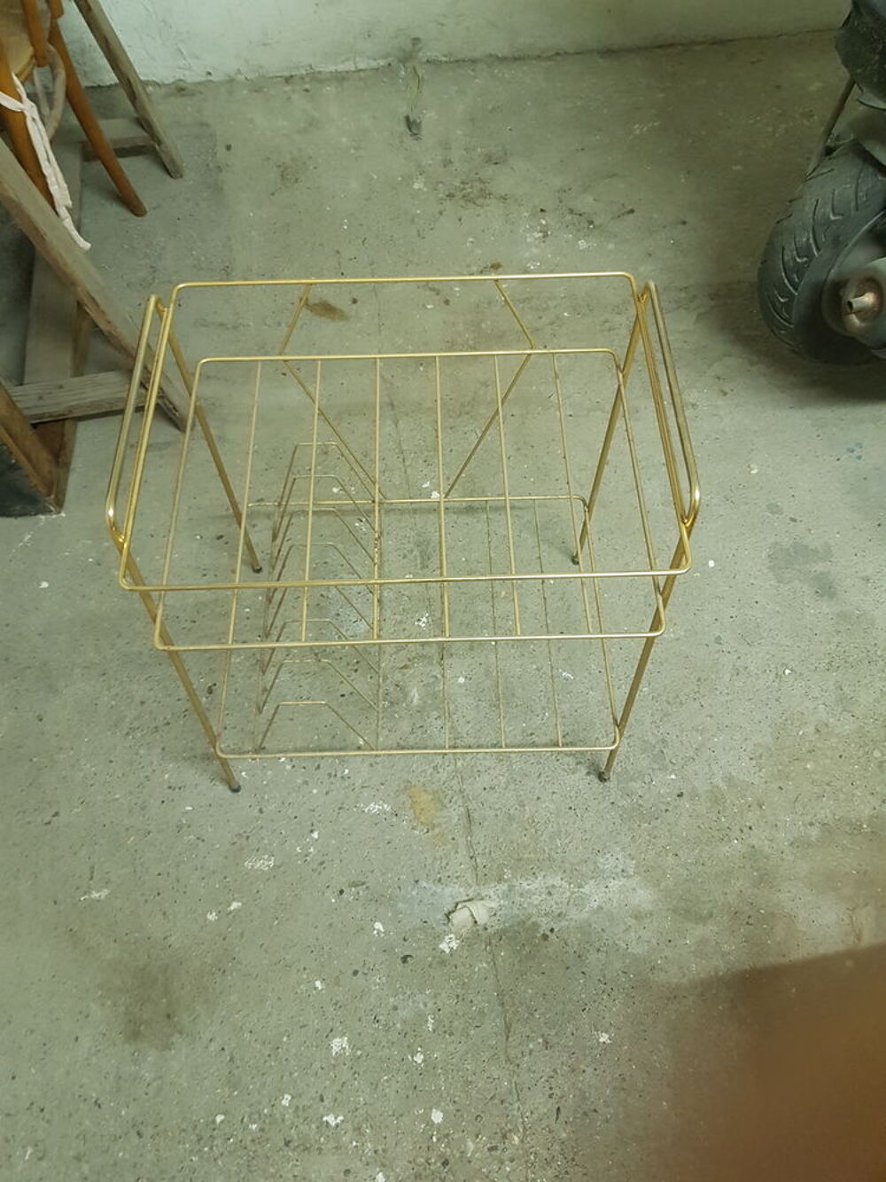 tr&egrave;s table pour enceint disque Meubles